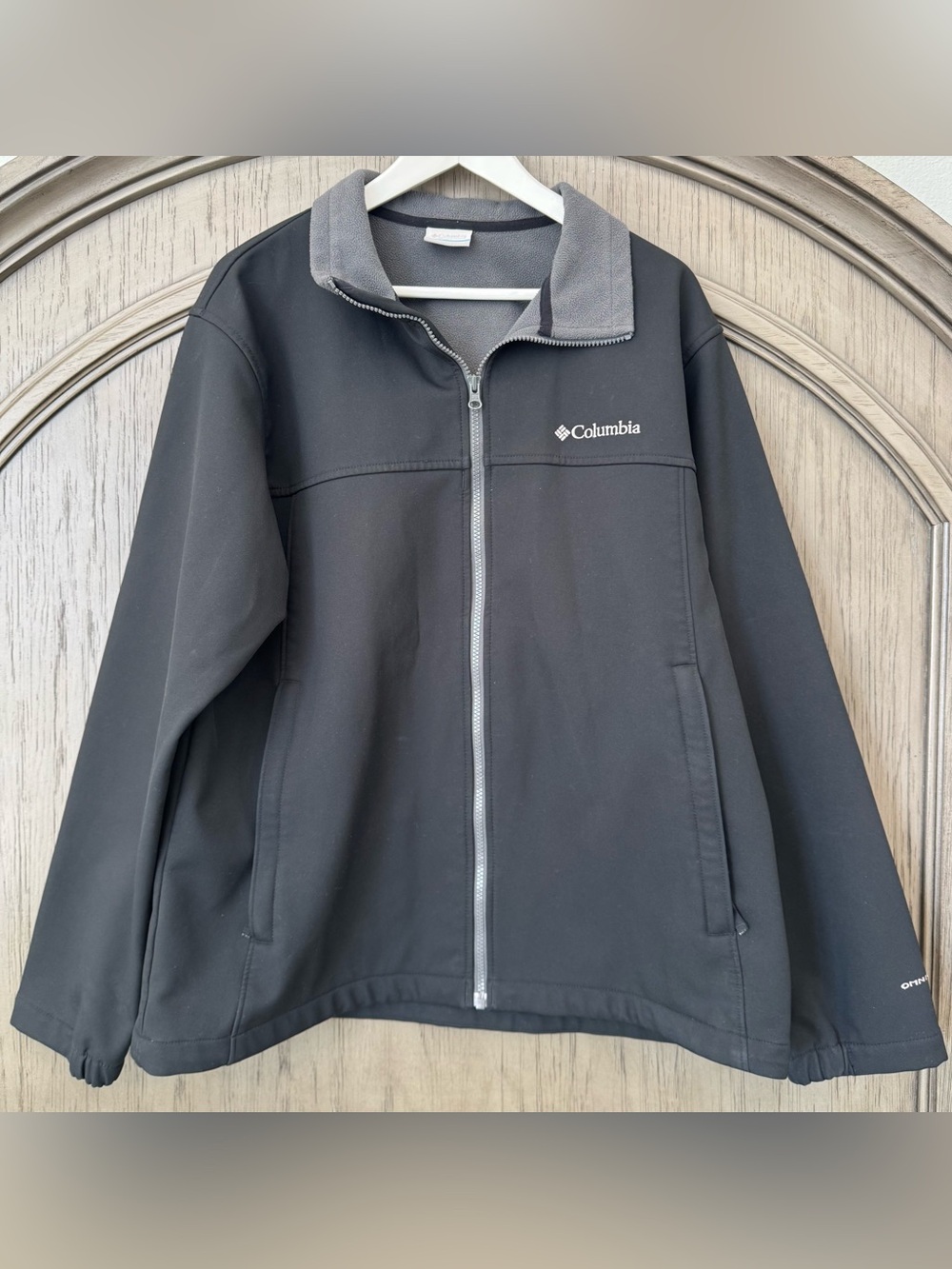 Columbia Men's Black Softshell Jacket with Gray Collar